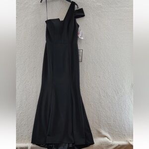 Betsy & Adam One-Shoulder Gown Women's Black Solid Back Zip Closure